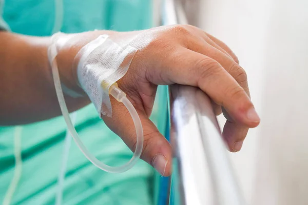 Hand op een infuus ontvangen een zoutoplossing in ziekenhuis — Stockfoto