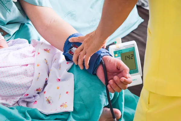 Verpleegkundige en patiënt in het ziekenhuis — Stockfoto