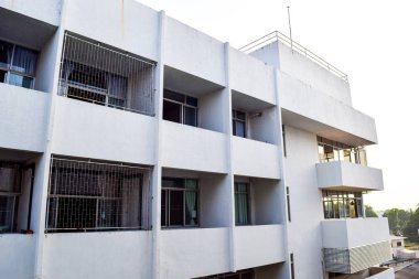 arka bina hastane dışında portre