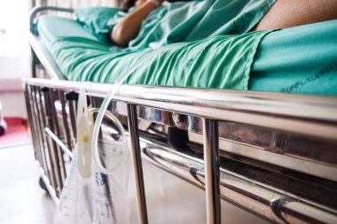 hasta hastane yatağında yatıyor