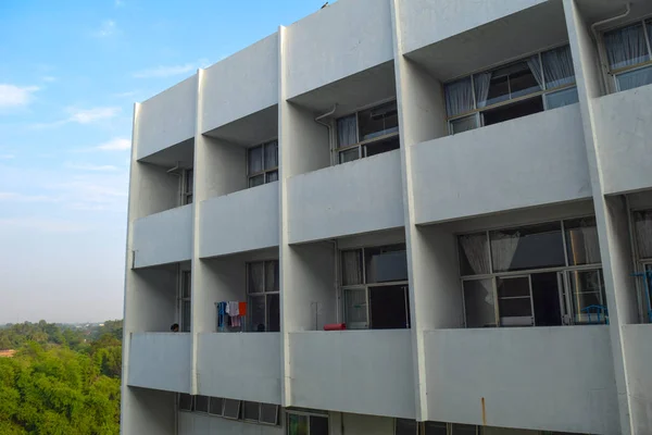 Primer plano fuera hospital edificio fondo — Foto de Stock