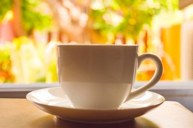 Bir fincan kahveli ofis masası.