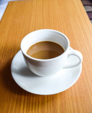 Bir fincan kahveli ofis masası.