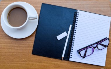 Ofis Masası ahşap arka plan üzerinde kahve ile