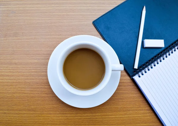 Bürotisch mit Tasse Kaffee — Stockfoto