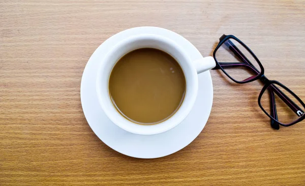 Bürotisch mit Tasse Kaffee — Stockfoto