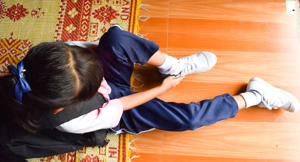 Çocuklar ayakkabı giymek, okula hazır — Stok fotoğraf