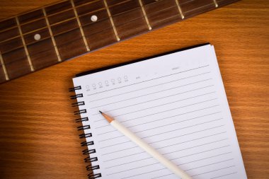 Kalem ile gitar ve boş not etmek