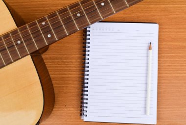 Kalem ile gitar ve boş not etmek