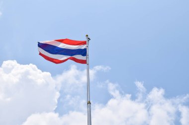 Gökyüzü arka plan üzerinde Tayland ulusal bayrak