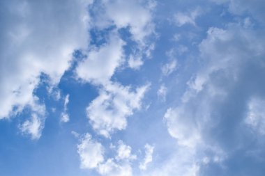 Uçsuz bucaksız mavi gökyüzü ve bulutlar