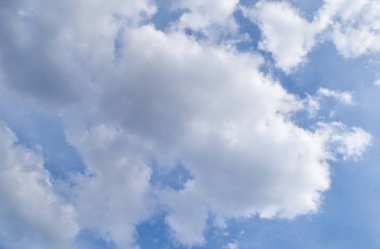 Uçsuz bucaksız mavi gökyüzü ve bulutlar