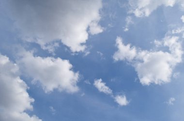 Uçsuz bucaksız mavi gökyüzü ve bulutlar