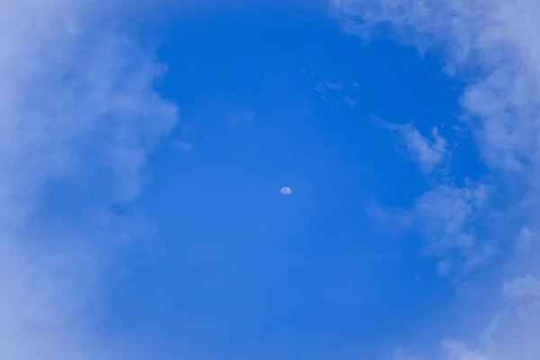 Le vaste ciel bleu et ciel nuageux — Photo