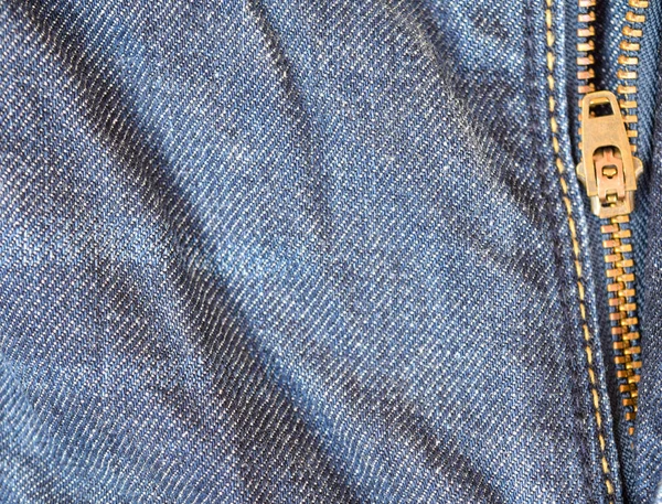 Gros plan d'une fermeture éclair sur un fond de jean bleu — Photo