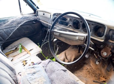 Örümcek ağı ile eski bir araba sürücü kokpit