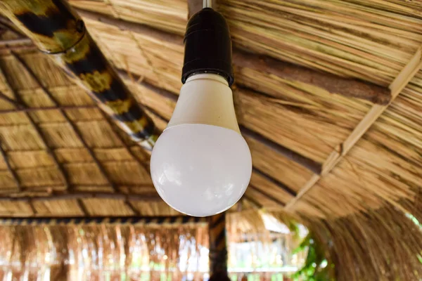 Lampada bianca in cottage con sfondo marrone — Foto Stock