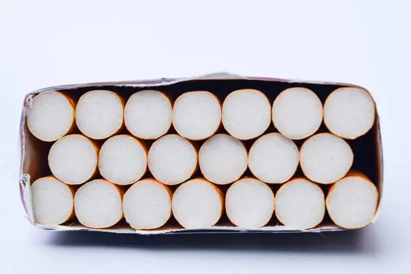 Sigaret op witte achtergrond, wereld geen tabak dag concept — Stockfoto