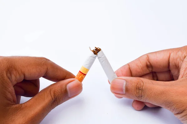 Gebroken sigaret in man handen, wereld geen tabak dag concept — Stockfoto