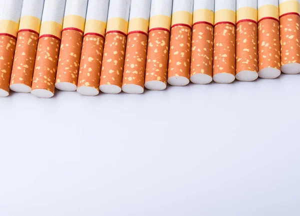 Sigaret op een witte achtergrond voor textuur, wereld geen tabak dag concept — Stockfoto