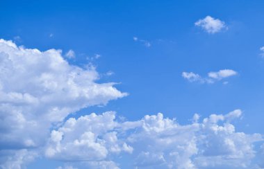 Bulutlu mavi gökyüzü