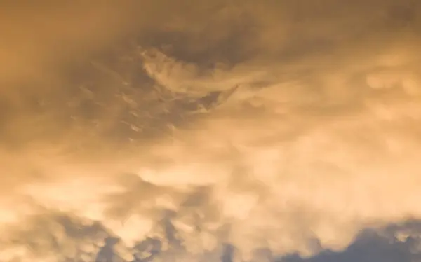 Nuvens laranja ao pôr do sol fundo — Fotografia de Stock