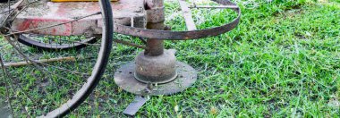 Futbol sahasındaki çim biçme makinesi kadar kapatın