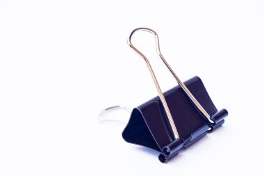 Siyah ataç beyaz arkaplanda izole edildi.