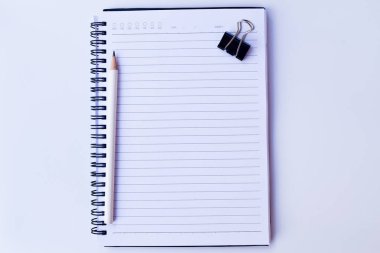 defter kağıt beyaz kalem ve doku için beyaz arka planda siyah ataş