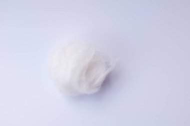 Beyaz arka plan üzerinde beyaz pamuklu