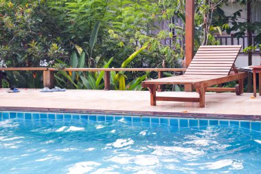 tahta sandalyede Hotel Yüzme Havuzu