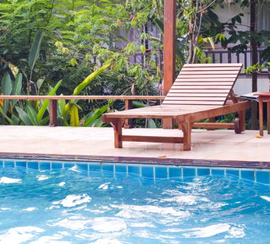 tahta sandalyede Hotel Yüzme Havuzu