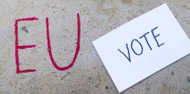 Brexit İngiltere'de AB referandum kavramı kelime BM ve Eng ve el taş duvar üzerinde oy ile