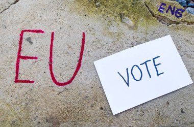 Brexit İngiltere'de AB referandum kavramı kelime BM ve Eng ve el taş duvar üzerinde oy ile
