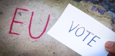 Brexit İngiltere'de AB referandum kavramı kelime BM ve Eng ve el taş duvar üzerinde oy ile