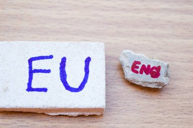 Brexit İngiltere'de AB referandum kavramı kelime BM ve Eng ve el taş duvar üzerinde oy ile