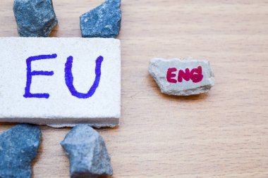 Brexit İngiltere'de AB referandum kavramı kelime BM ve Eng ve el taş duvar üzerinde oy ile