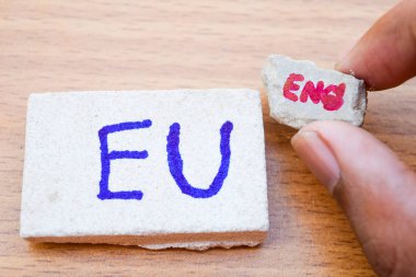 Brexit İngiltere'de AB referandum kavramı kelime BM ve Eng ve el taş duvar üzerinde oy ile