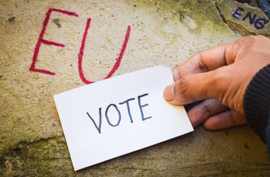 Brexit İngiltere'de AB referandum kavramı kelime BM ve Eng ve el taş duvar üzerinde oy ile