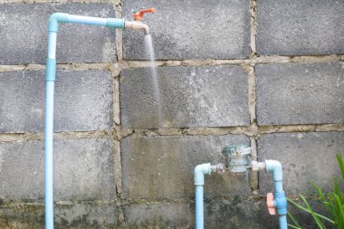 akan su, metre ile açık su dokunun