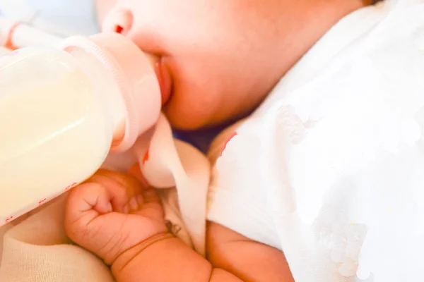 Newborn baby eating milk from the bottle. — Stock Photo, Image