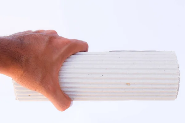 Reihenweise Pappfolie in der Hand isoliert auf weißem Hintergrund — Stockfoto