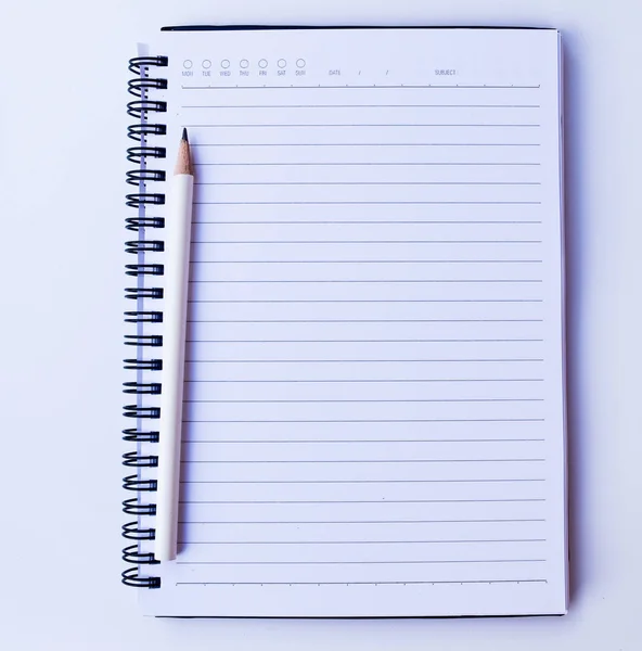 Notizbuch mit weißem Bleistift auf weißem Hintergrund für die Textur — Stockfoto