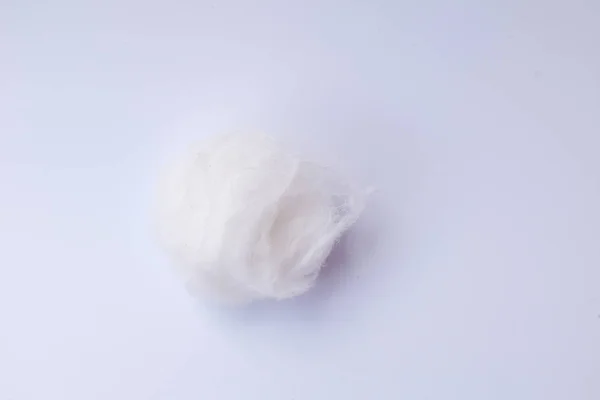 Белый хлопок на белом фоне — стоковое фото