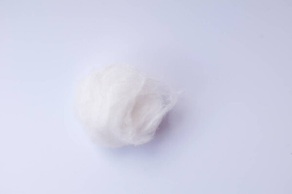 белый хлопок на белом фоне
