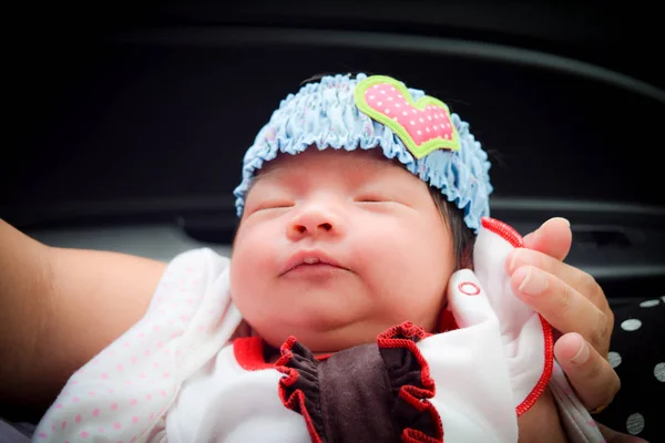 Sleeping newborn baby on hand mother — Stock Photo, Image