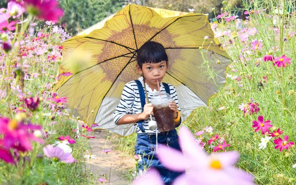 Sarı çiçek çiçek Bahçe şemsiyesi ile güzel kız — Stok fotoğraf