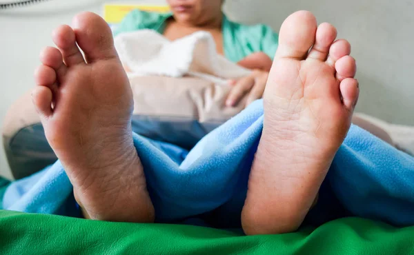 Nära håll foten mor med nyfött barn på sjukhus — Stockfoto