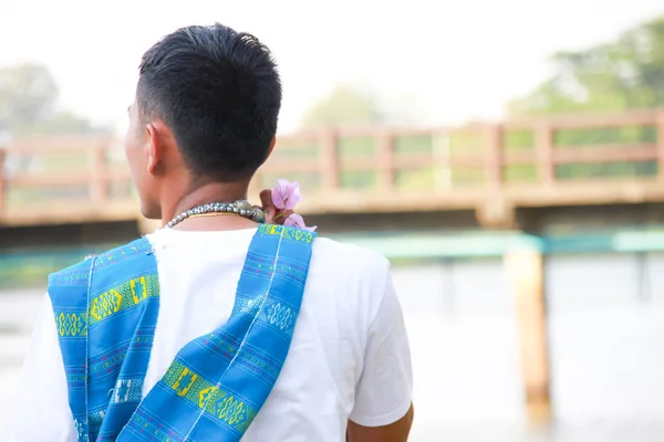 Tailandia hombre con flor mirando el puente — Foto de Stock