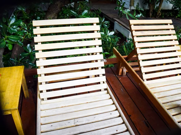 Φόντο ξύλινη καρέκλα σε πισίνα ξενοδοχείου — Φωτογραφία Αρχείου
